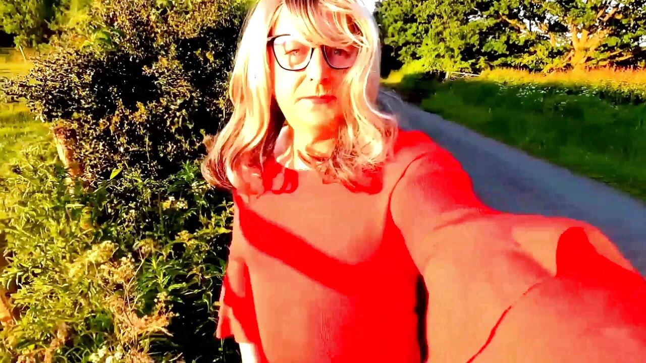 Amatör crossdresser Kellycd2022 onanerar i solen