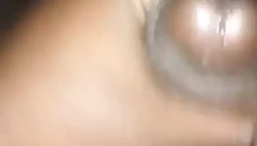 Yatakta bir kız için okşayarak (bir sürü precum) bölüm 1