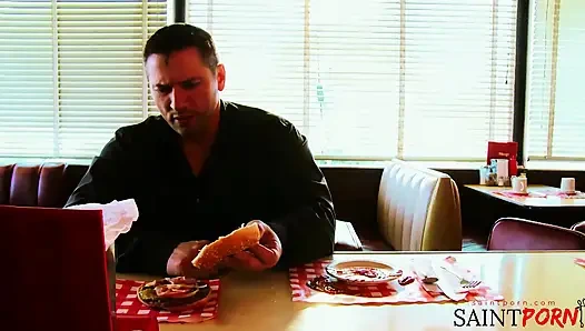 Michael Gibt Einer Versauten Kellnerin Mit Seinem Schwanz Tipps Und Versteift Ihre Muschi