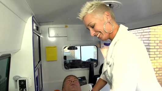 Reife liebe im krankenwagen