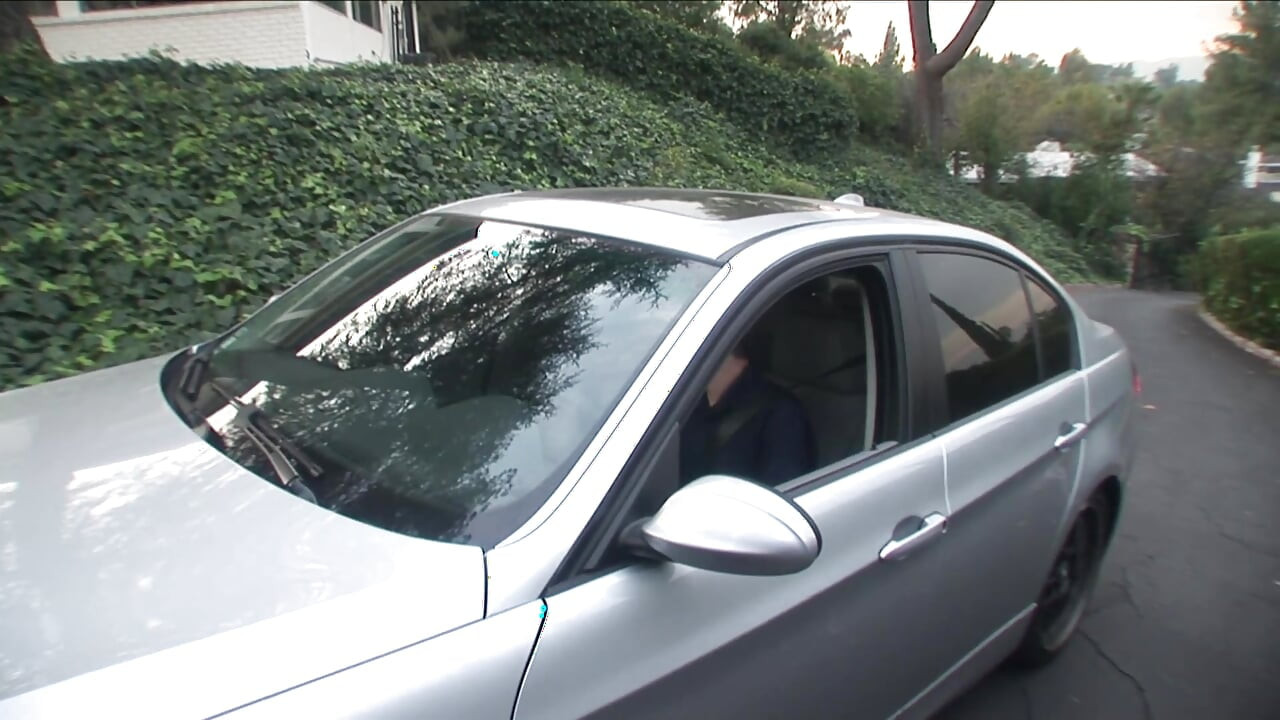 Une MILF blonde se fait draguer dans la rue et sodomiser