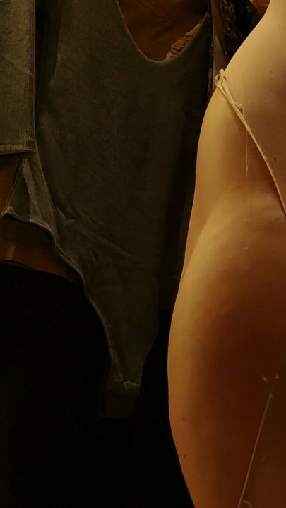 Yaramaz seksi milf çıplak kıyafetler deniyor. Tüylü latina amı yatakta kıyafet deniyor. Tüylü esmer am, büyük göğüsler, | Clip 1