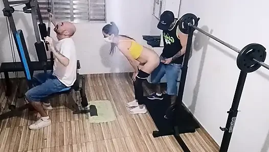 Istri selingkuh dari suaminya di gym di belakang punggungnya!