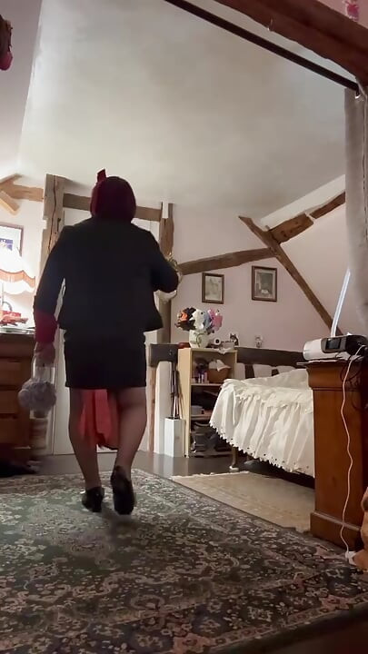 Odjevena u malu haljinu s naramenicama za večernji izlazak