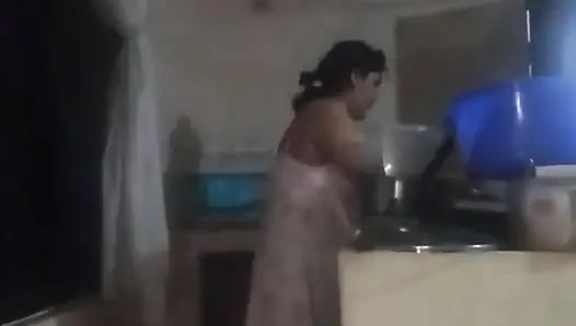 Patron beni sikmek için mutfağa geliyor, yarağı beni heyecanlandırıyor