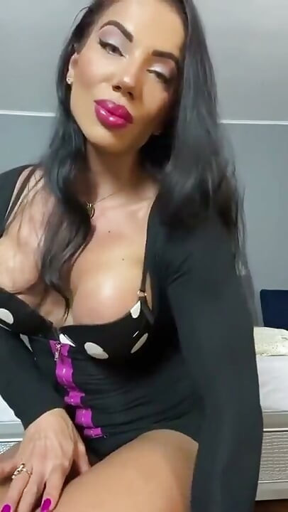 Shehulk mostrando o corpo rasgado