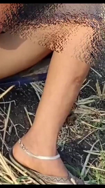 Seeing the daughter-in-law yearning to be rolled in the field, the father-in-law said to the daughter-in-law, let's go home and I will fuck your ass and pussy. | Clip 1