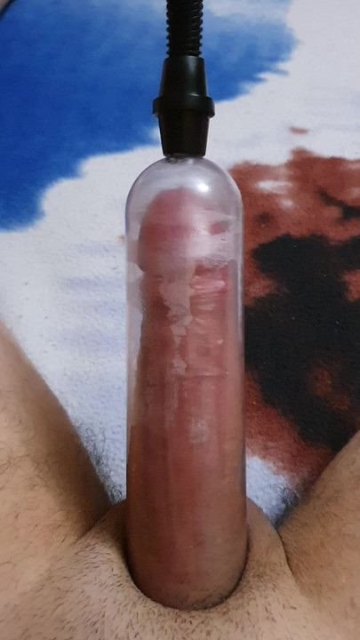 大きなチンポを突き動かす