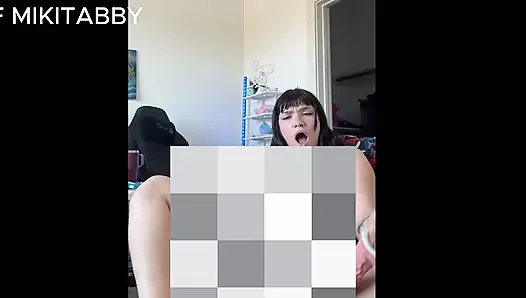 СИМПАТИЧНАЯ EGIRL СОСЕТ И СКАЧЕТ НА MIKI