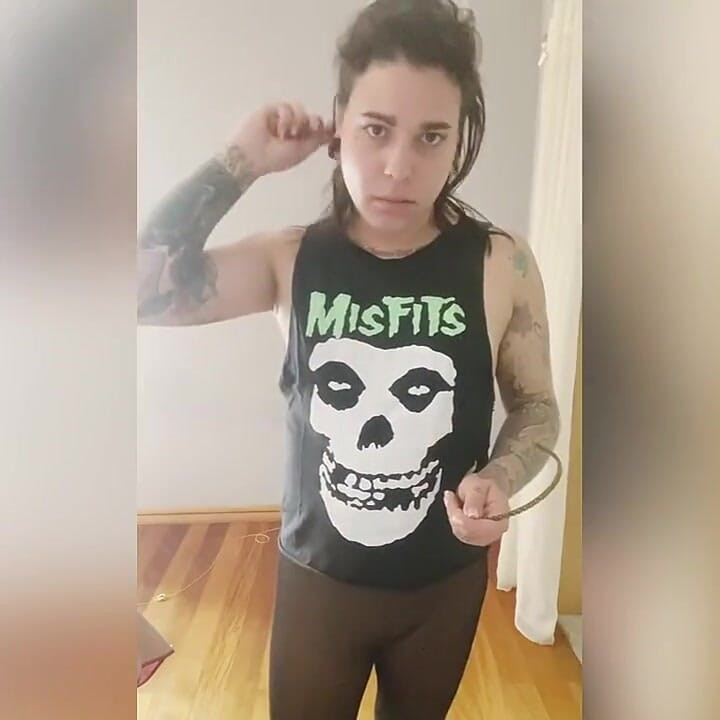 シャワーを浴びた後、服を着て家にいる