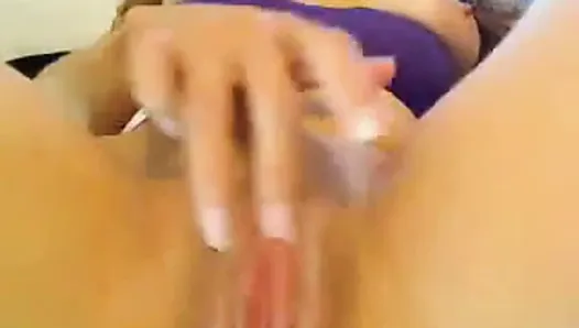 Une bombasse sexy tripote son clito