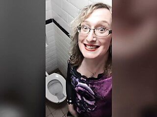 Blonde postoperatieve Lisa pis speelt in de toiletten van de pub in een rode leren broek