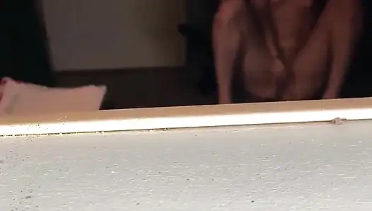 Erkek arkadaşı tarafından mastürbasyon yaparken yakalandı