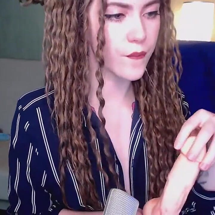 Yarağını yalıyor