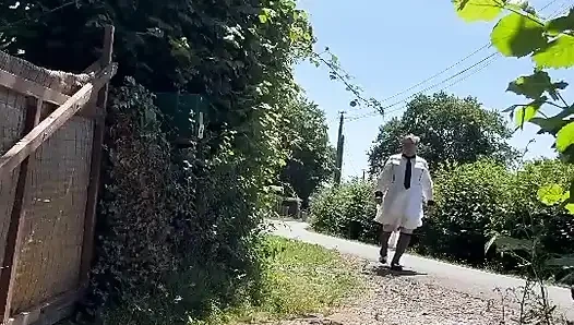 Çöpleri boşaltmak için hizmetçi gibi giyinmiş
