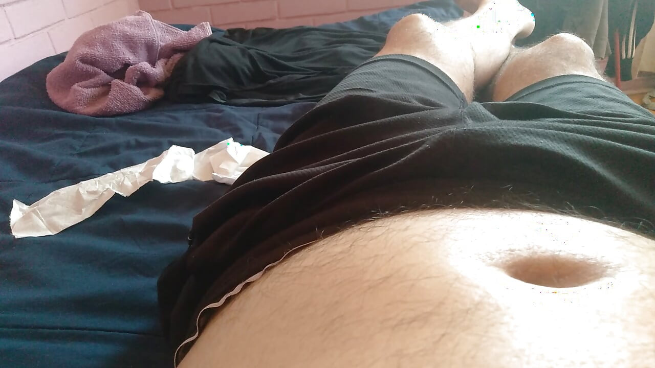 bărbatul vrea să umple fața unui fund fierbinte cu lapte