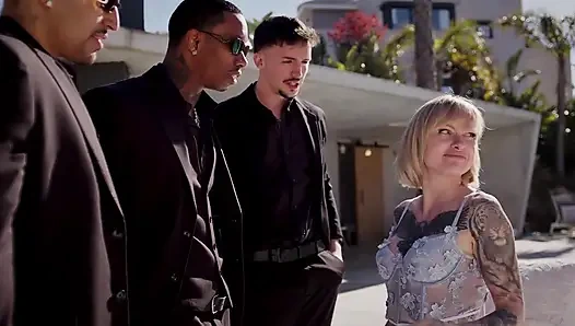 Dünne Wifey Wird Von 3 Großen Schwänzen Hart Gefickt