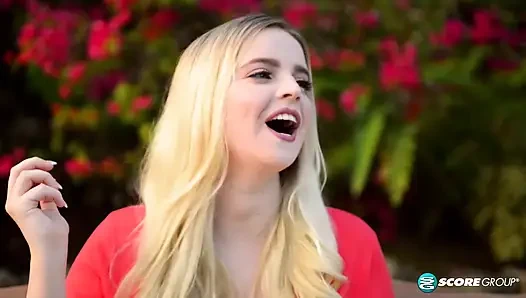 Codi Vore с большими сиськами подпрыгивает на сиськах и трахает пальцами ее мохнатку