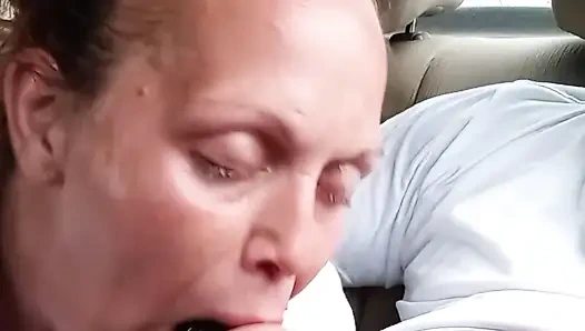 Sokak fahişesi arabada oral seks yapıyor. Ağıza boşalma