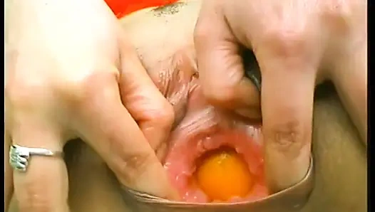 Зрелая брюнетка-шлюшка в чулках бурит ее дырки пищей и огромной свечой