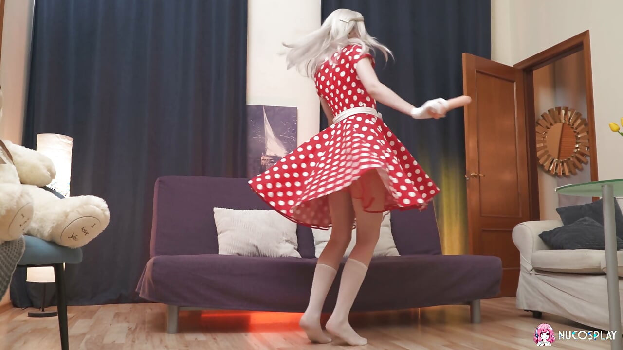 Minik sarışın tombul kasaba etli amını dildoyla genişletiyor