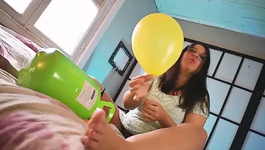 İlk kez helyum balonlarıyla oynuyor - bunny looner