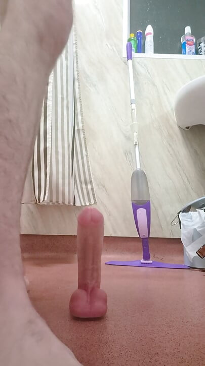 Joebeatty27 rijdt op een enorme dikke dildo