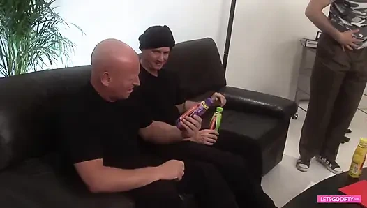 Сногсшибаительных крош трахают, несколько возбужденных мужиков