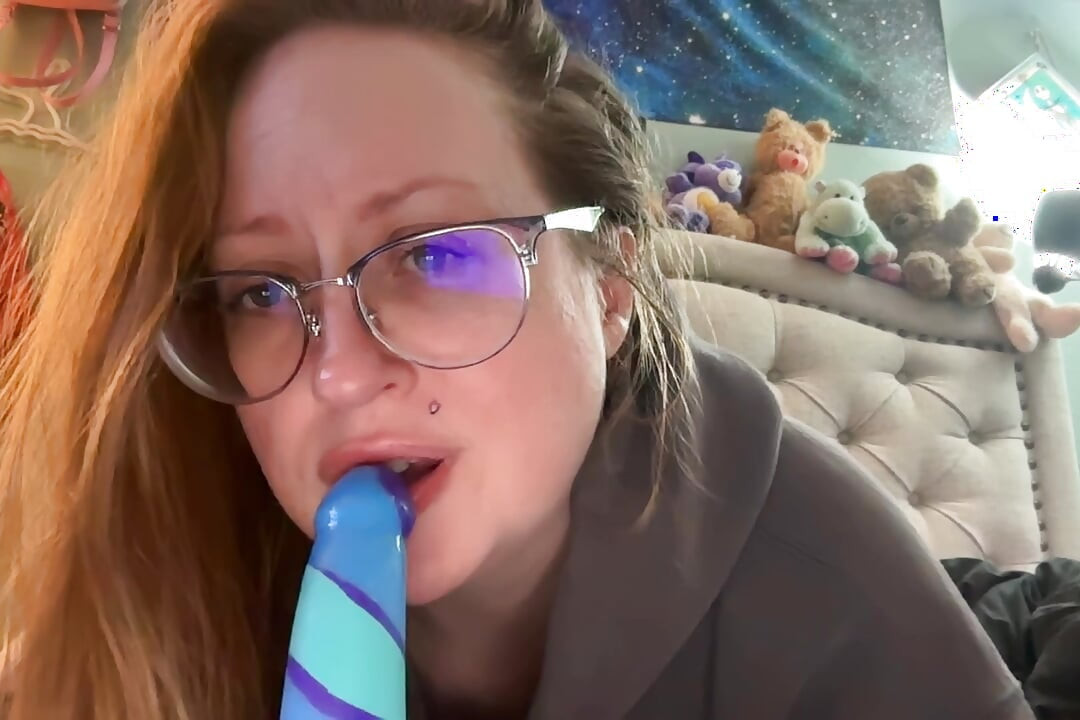 Pokazując moje umiejętności ssania na dildo