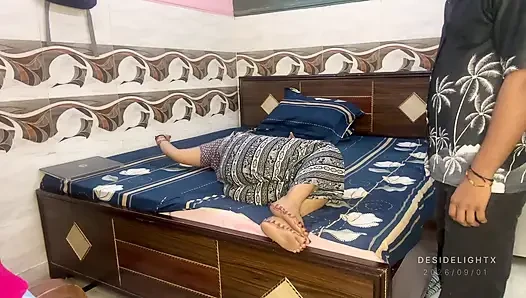 Ateşli Hintli üvey anne sert evde seks sırasında çok ıslanıyor. Hintçe ses.