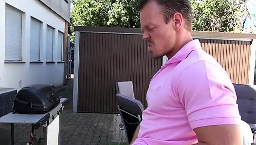 Güzel kızıl saçlı piliç açık havada tıraşlı amından sikiliyor