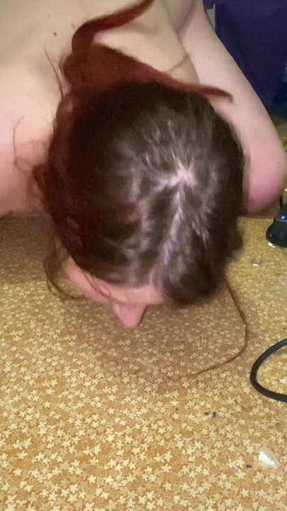 Känslomässigt ögonblick från "Hur jag vill bli behandlad - Slarvig deepthroat med knullmaskin, spotta i ansiktet och slicka spott från golvet"