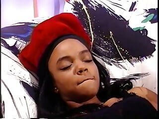 Une adolescente noire chevauche un étalon à bite bien dure sur le canapé