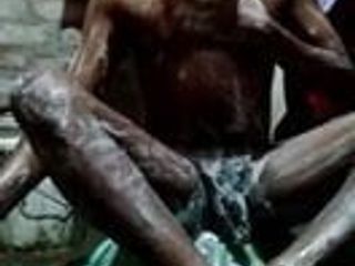 Tamil chico venkat bañándose desnudo