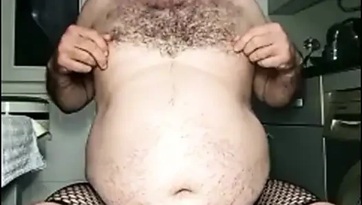 Çok seksi kıyafetler giyiyorum, meme uçlarımı çimdikliyorum ve sert ve büyük yarağımı sıvazlıyorum, göbek vücudum, tombul ve olgun