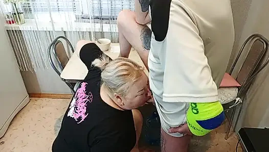 Öğleden sonra, komşumu mutfakta ağzından sikiyorum ve boşalıyorum