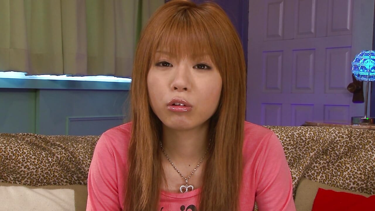 Une blonde se penche pendant qu’une chatte se fait défoncer par une énorme bite