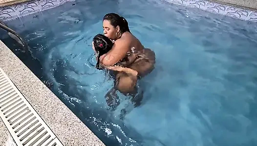 Extrem schwere fette schlampe gegen dünne arme sklavin - ich werde deine knie zerquetschen und deine ganze macht aus deinem süßen körper nehmen