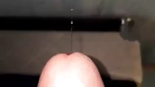 Heyecanlı penis zevk damlaları dökülüyor