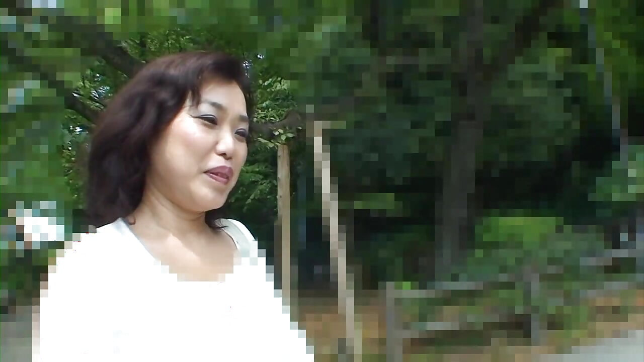 Podniesie japońską babcię, aby wypełnić jej cipkę spermą