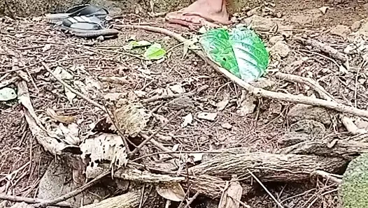 Ehefrau wurde mit nachbarin gefickt, während ihr ehemann im dschungel arbeitet