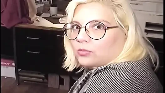 Reife blonde MILF nimmt mehrere hardcore-schwänze