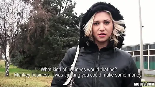 Halka açık pikaplar - ateşli sarışın amatör linda ray biraz para harcamak için sikişiyor