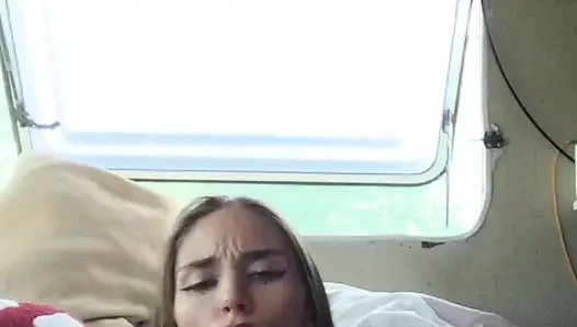 Aku sudah merasa kesepian, ingin bermain denganku?