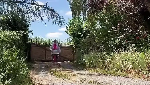 Küçük leopar elbisesi ile bahçıvan kıyafeti içinde