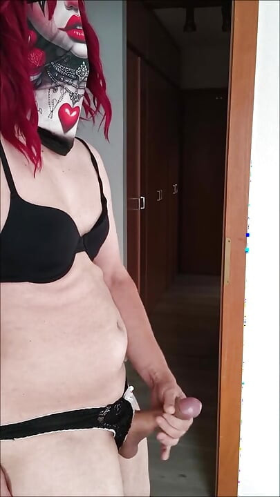 O femeie transsexuală excitată se dezbracă și se masturbează până la ejaculare.