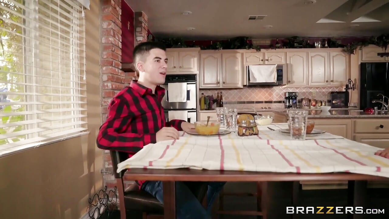 Brazzers - Ariella Ferrera ger Jordi en last av sina stora tuttar i gengäld med en massa sin Jizz