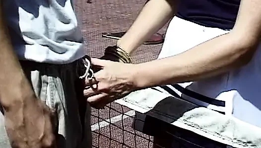 Sidik bağımlısı Fransız sürtük tenis kortunda grup sekste sikiliyor