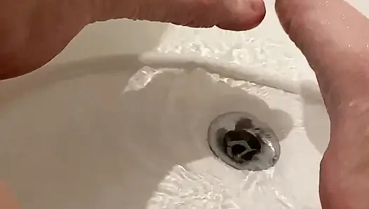 Она не может остановиться трахать себя пальцами. Время сквирта