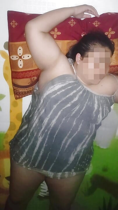 زوجة الجار قرنية بشكل لا يصدق. كسها ممتلئ الجسم يريد أن ينيك.